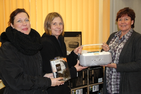 Die CD-Player werden vom Förderverein an Frau Gelissen übergeben