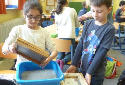 Papier wird geschöpft